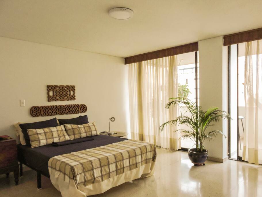 Habitación y salida al balcón