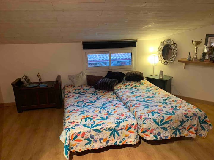 Velika soba s 2 kreveta za jednu osobu i dva kreveta za nerazdvojne! Prostor za društvene igre,karte ili vježbanje/ opuštanje izbor su