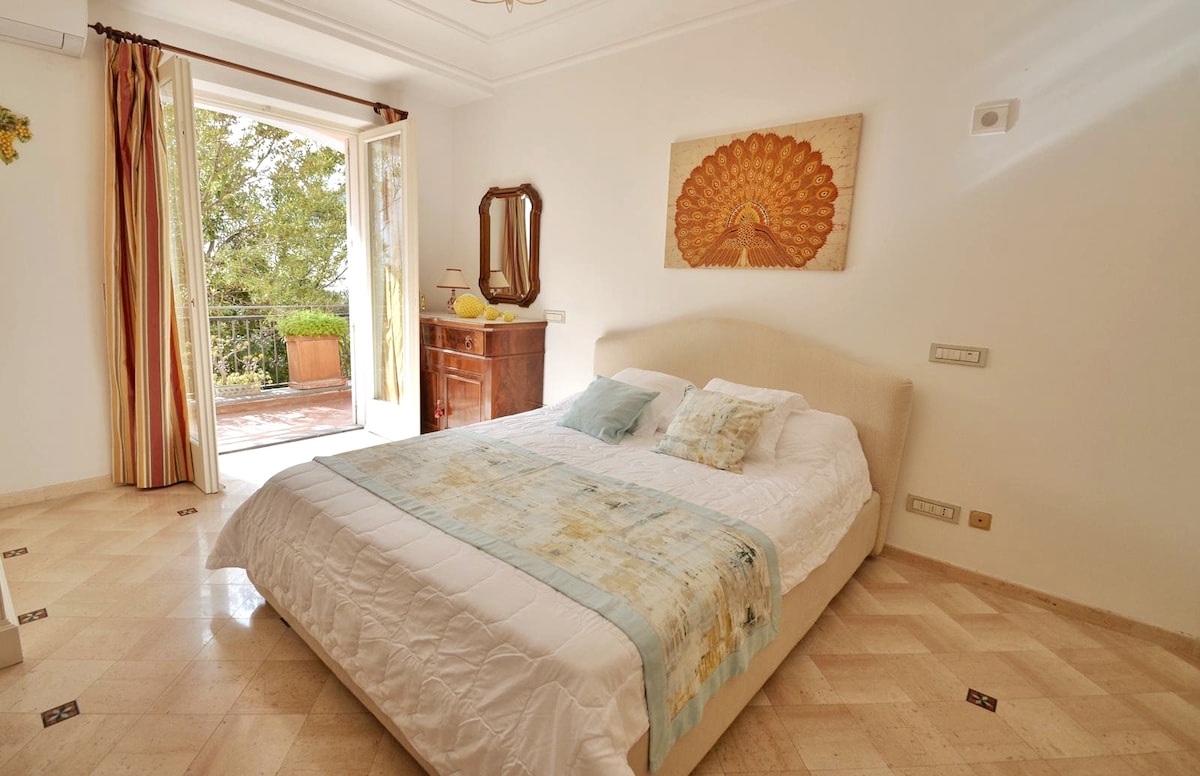 dormitorio con balcón con vistas al jardín GADEAMUS 