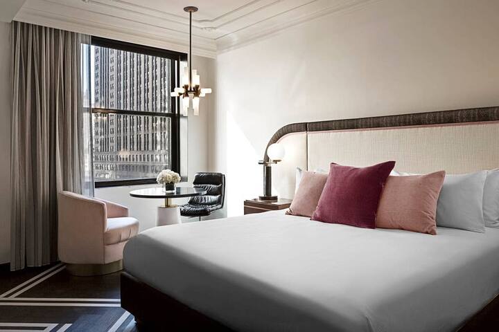 Steps from Mag Mile - King Bed Boutique Hotel