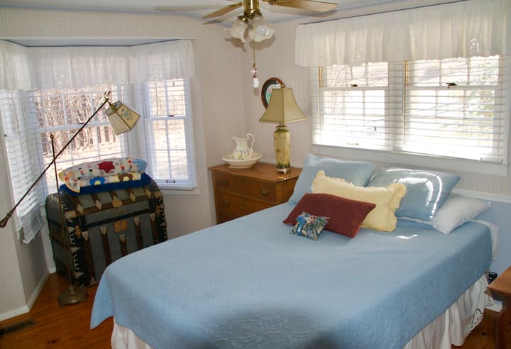 Glavna spavaća soba u apartmanu s bračnim krevetom (širine 150 - 179 cm)