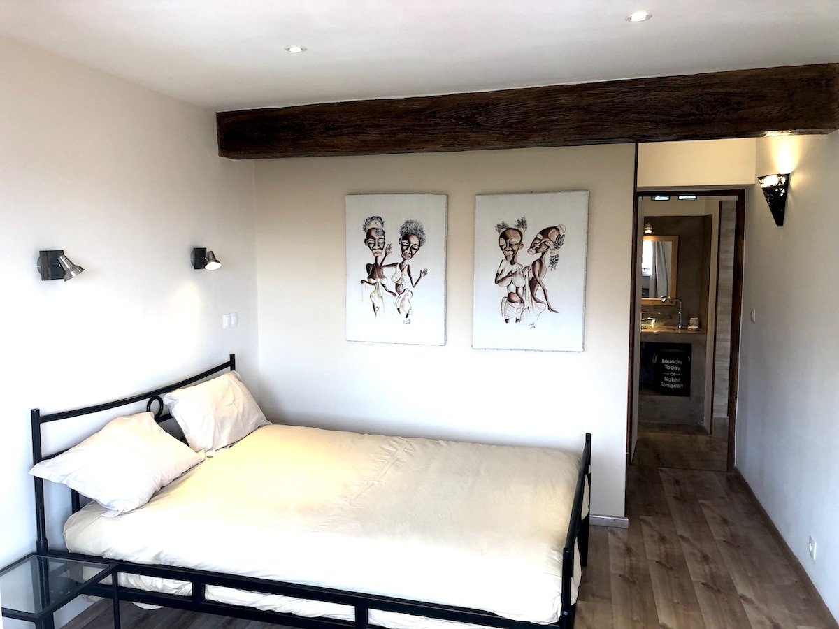 Chambre entièrement meublée