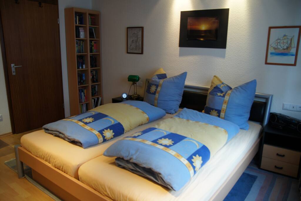 Schlafzimmer mit Doppelbett