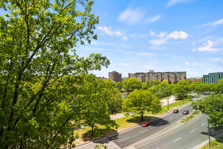 Luxury water view Boston pond