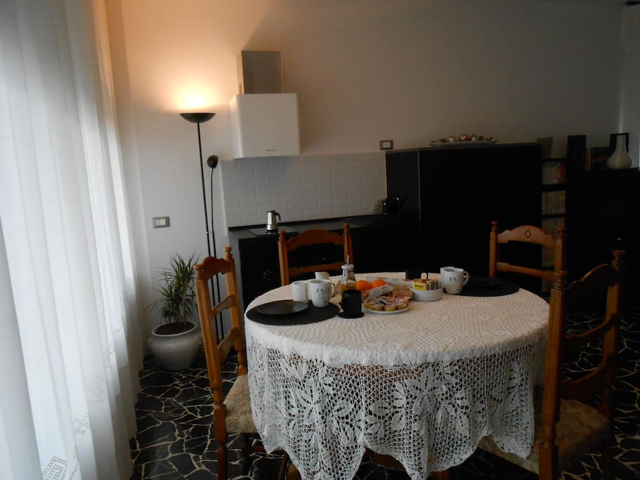 cucinetta e ampio tavolo per colazione/Kitchenette with wide table for your breakfast