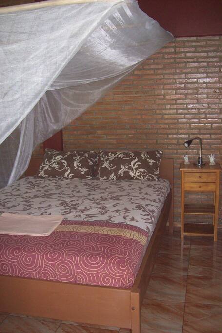 Teakwoodbed with springbed (160x200) and Moskitonet