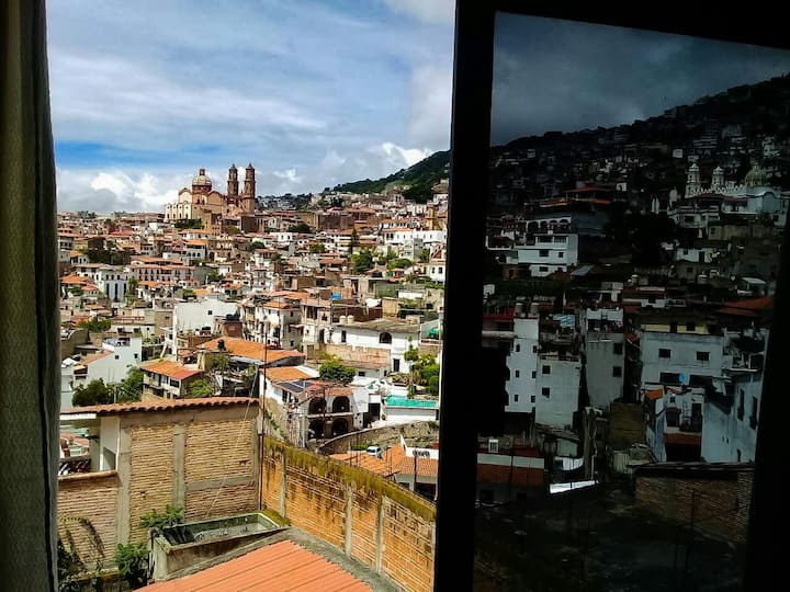 Al despertar y antes de dormir, relajate con la mejor vista panorámica de este pueblo mágico y contempla más de 5 monumentos históricos, culturales y religiosos desde la comodidad de tu cama .