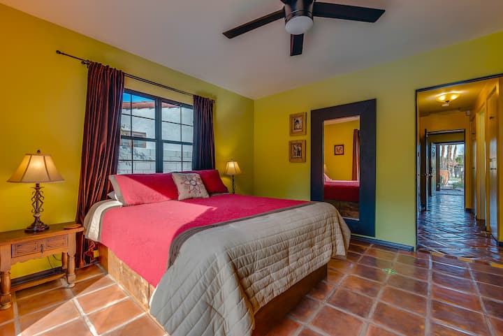 Dormitorio 1 con cama tamaño queen.