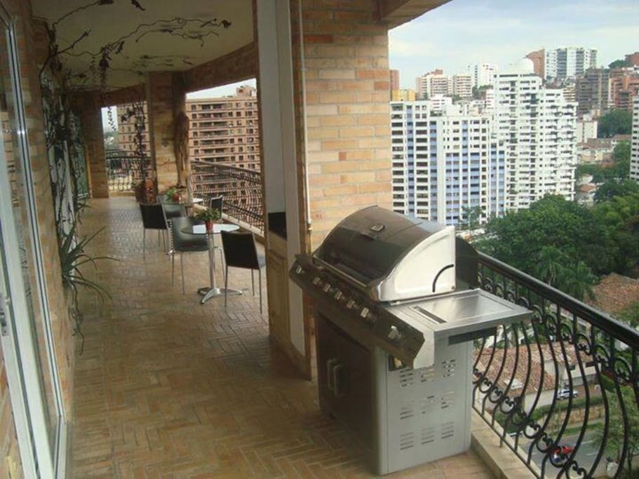 Balcon de 17 metros de largo con vista a la ciudad y las mantañas