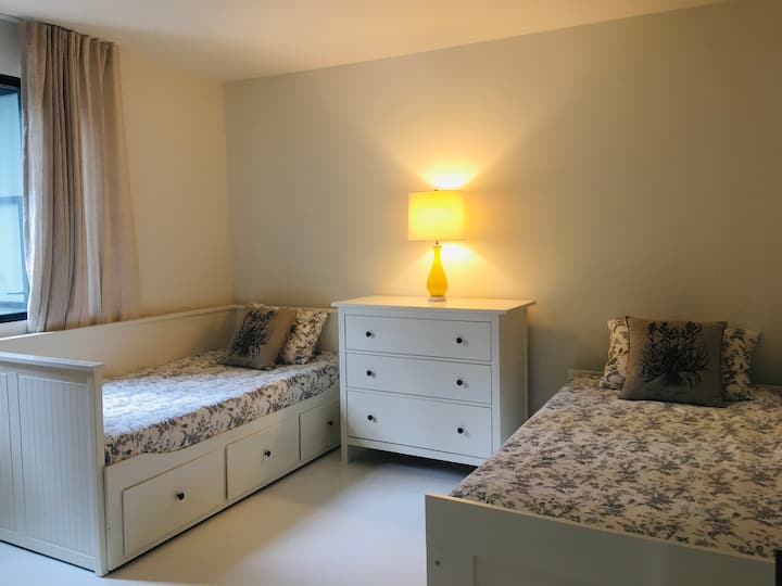 غرفة نوم مزدوجة في الطابق السفلي