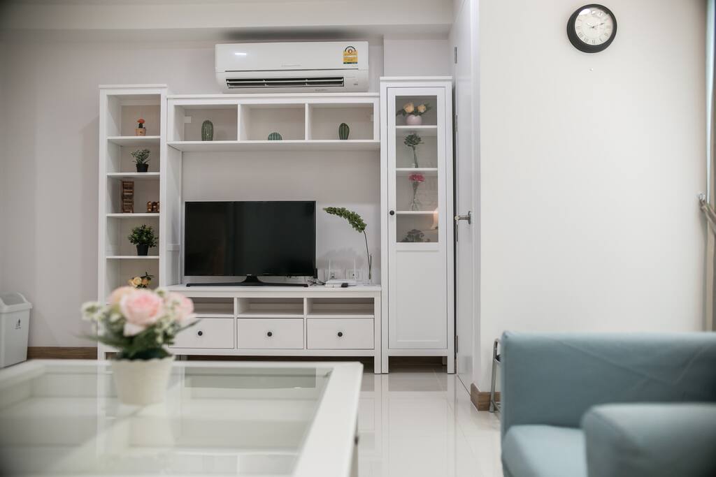 The entertainment center has jenga and 3D Tic-Tac-Toe for family and friends to enjoy.