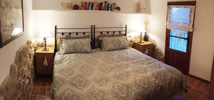 主卧配有非常舒适的2米宽双人床