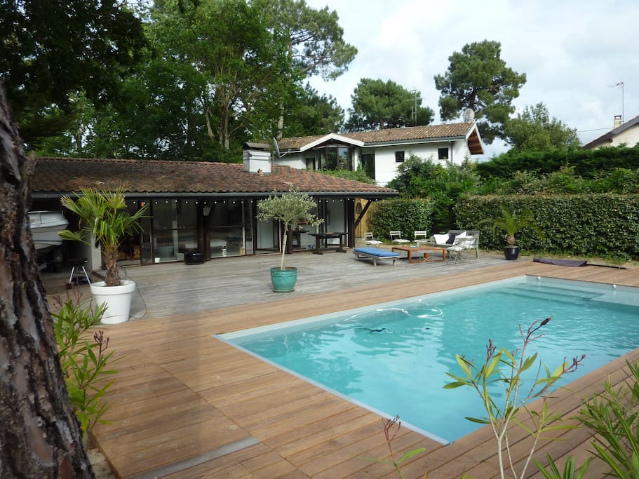 Extérieur avec terrasse & piscine