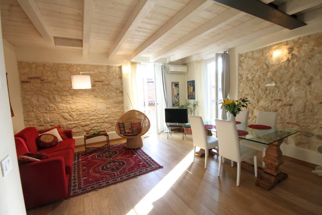 Chateaudaxitalia En Twitter Il Nostro Divano Si Chiama Angie Ma Scommettiamo Che Non Riuscirai A Trovargli Nemmeno Un Angolo Http T Co Dlidhurrdr