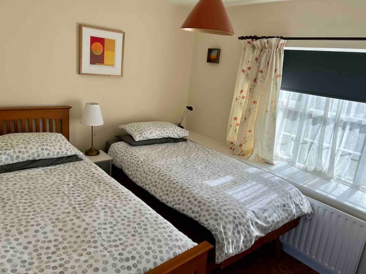 Მეორე საძინებელი შეიძლება დაკომპლექტდეს ერთადგილიანი ან ორადგილიანი საწოლებით 