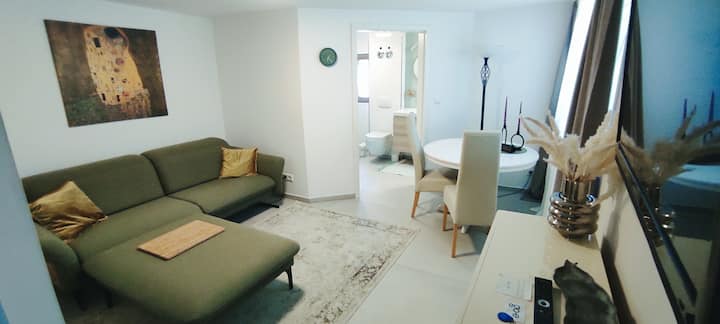 客厅配有可电调的3人休闲沙发，包括大型侧面控制台，配备舒缓地暖 