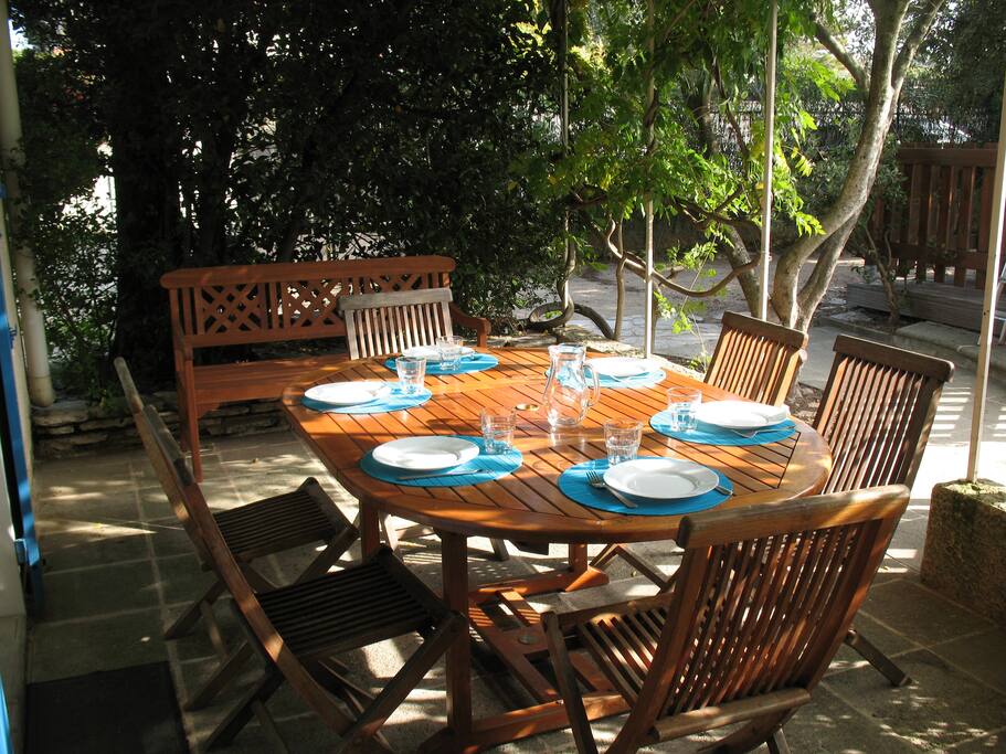 La terrasse et sa pergola, avec vue sur la piscine.
Accès depuis le séjour et la cuisine.
