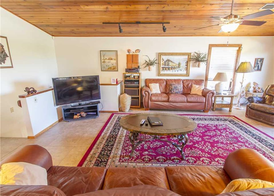 Relive your adventures in our spacious living room! - Bring the whole gang together in our spacious, modern living room. Relive t
