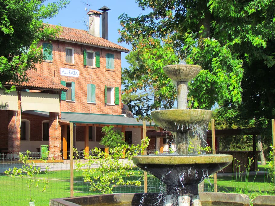 Casa rurale dei primi del 900, immersa nel verde con lago da pesca e piscina termale.