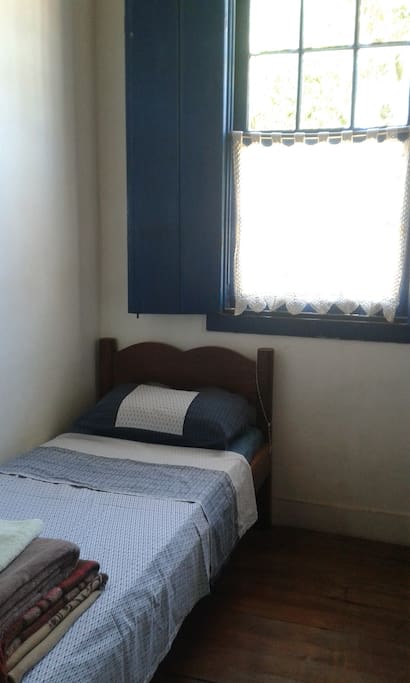 Quarto com uma cama de solteiro