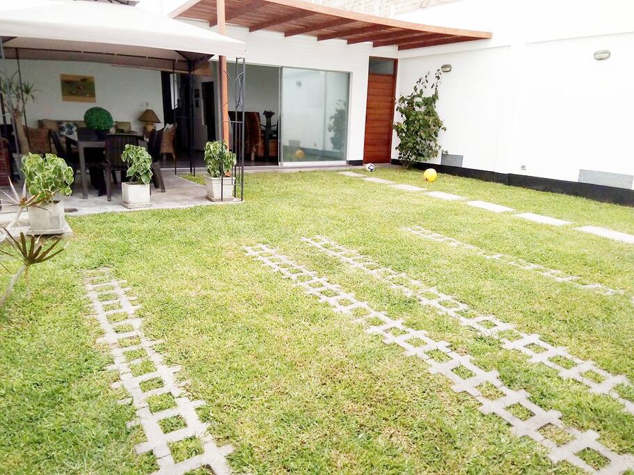 Jardim com estacionamento para dois autos