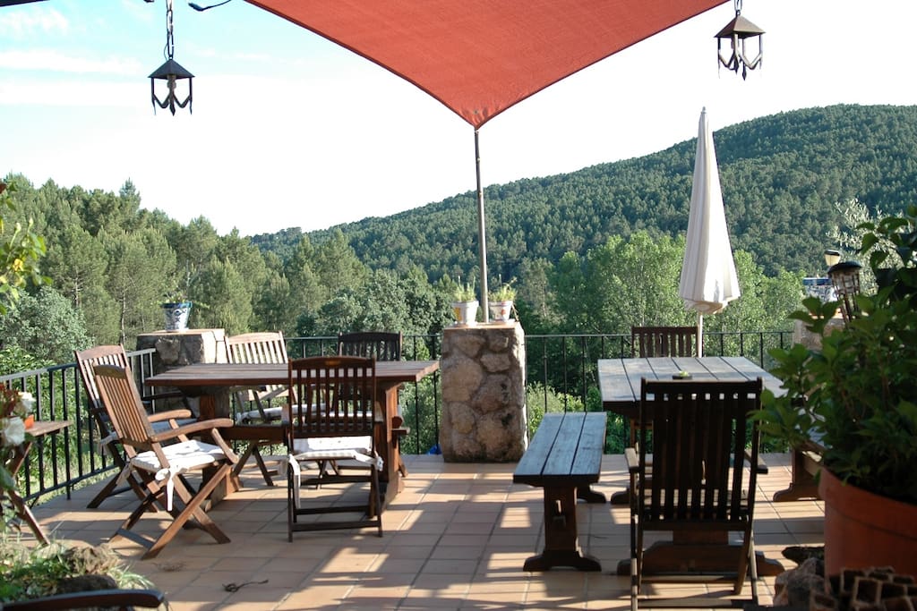desayuno o cena en la terraza al aire libre con unas vistas maravillosas