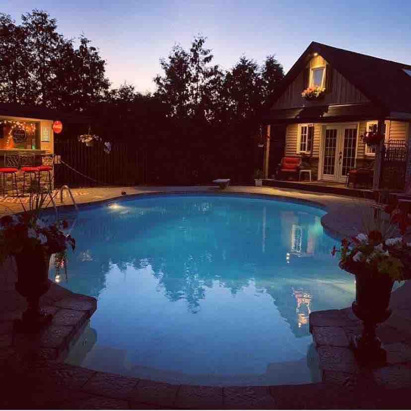 Adorable 1 bed Tiny home with private pool and Bar Guesthouses for