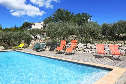 Bastide with olive trees; exceptional views and calm