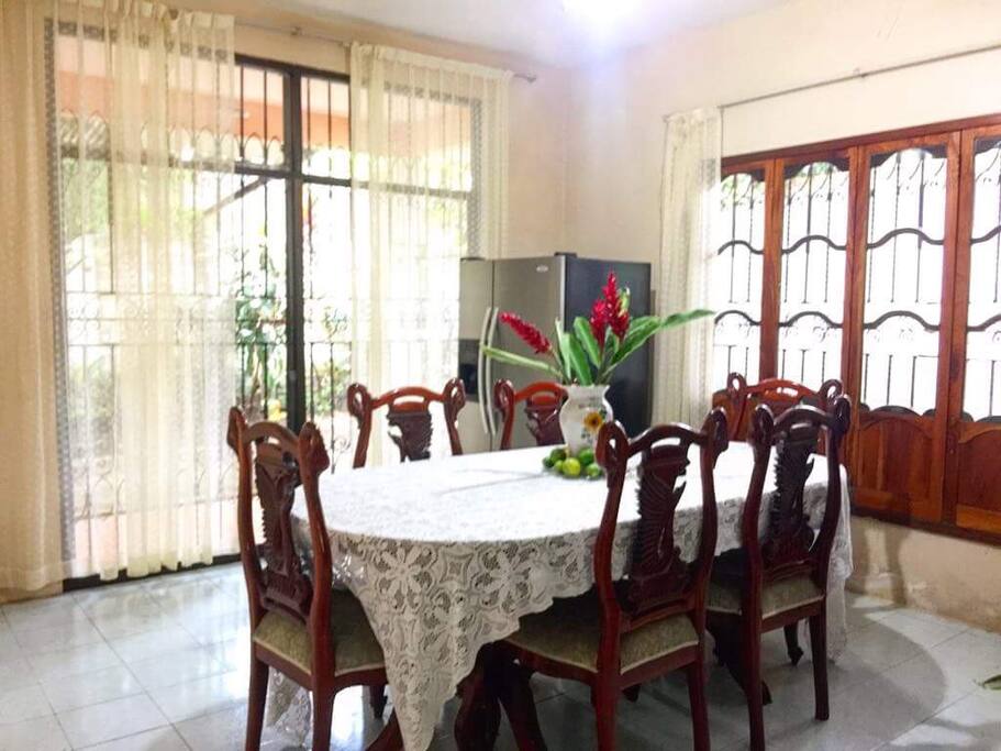 Fresco y elegante comedor en área común