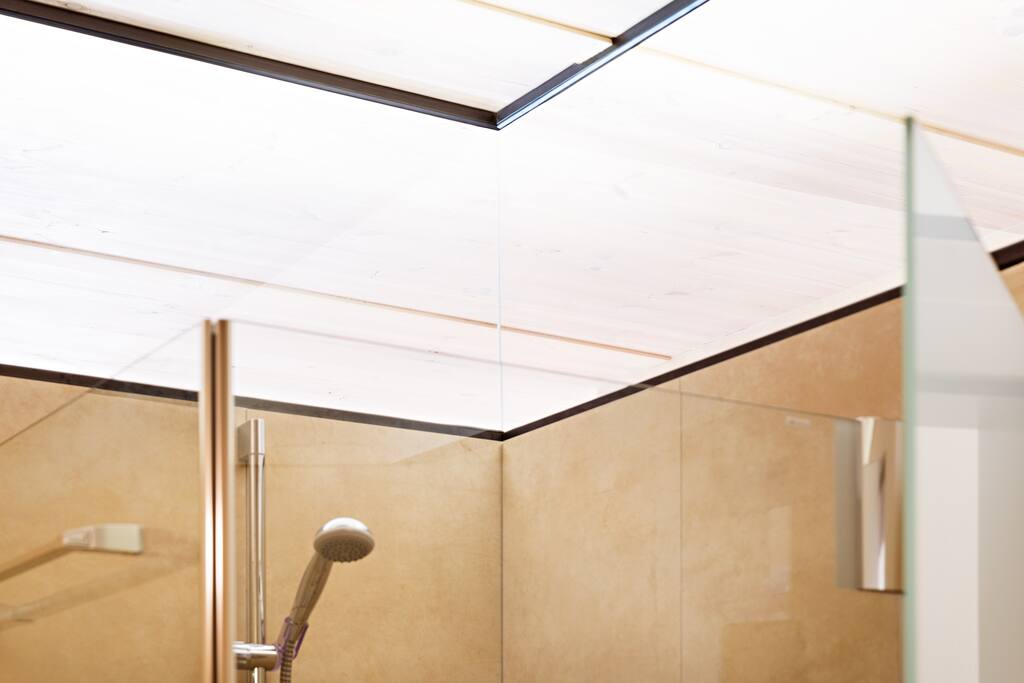 Großzügiges Bad mit Dusche und Bidet