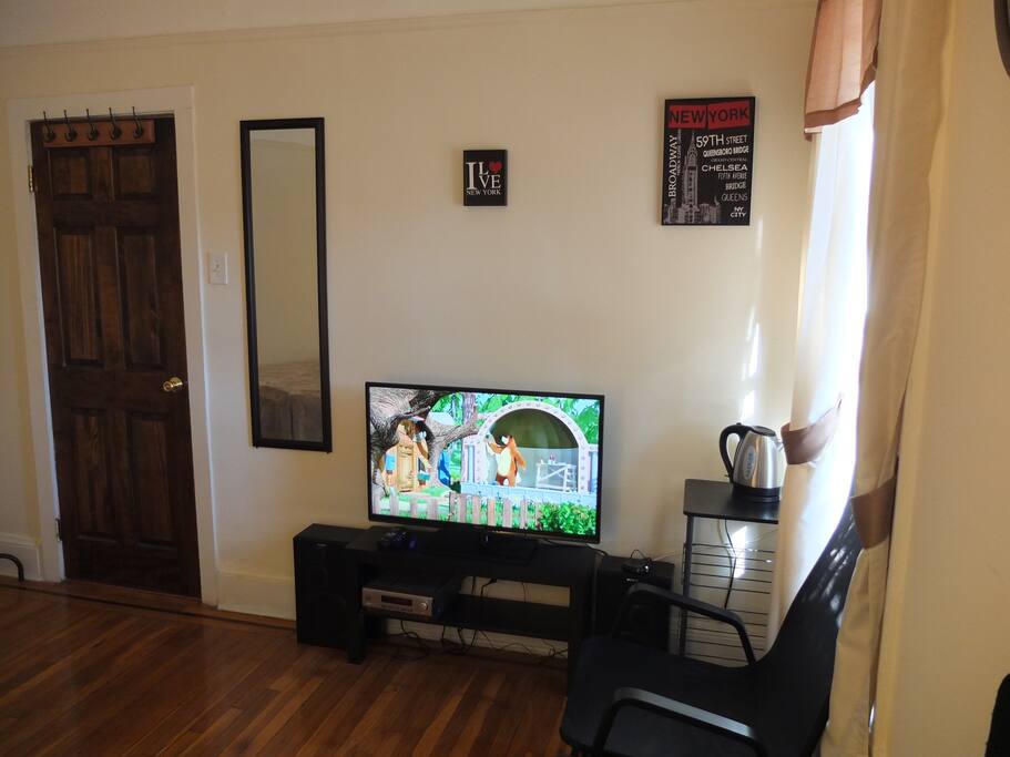 46' Panasonic TV with Rocu3, Yamaha hi-fi with Sony speakers