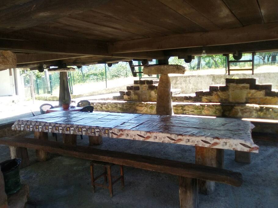 Mesita para comer debajo del Horreo