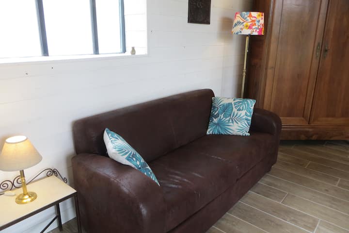 Gran canapé convertible.