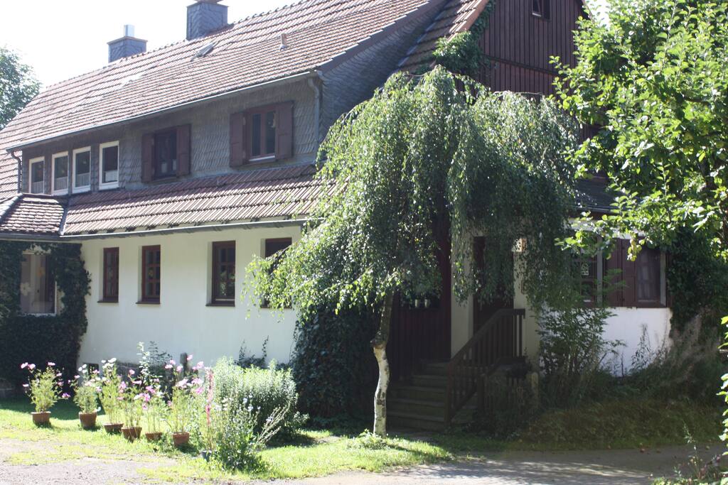 Die Waldrandlage an einer wenig befahrenen Straße sorgt für einen erholsamen Schlaf.