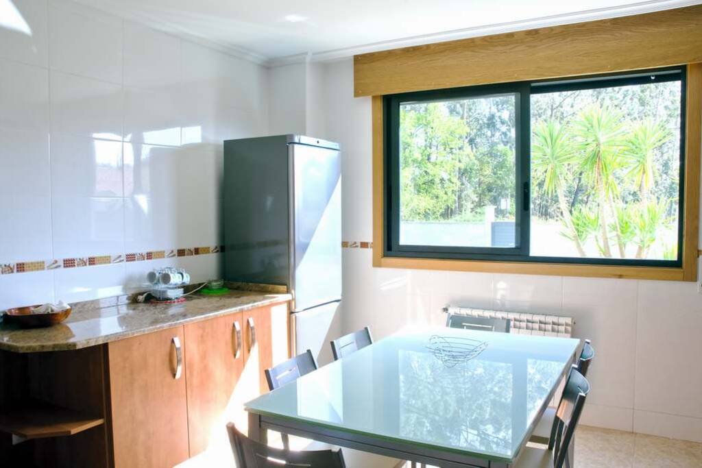 Cocina luminosa que cuenta con 2 frigoríficos-combi para las 23 personas