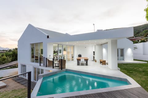 Modern House in Central Paarl with infinity pool