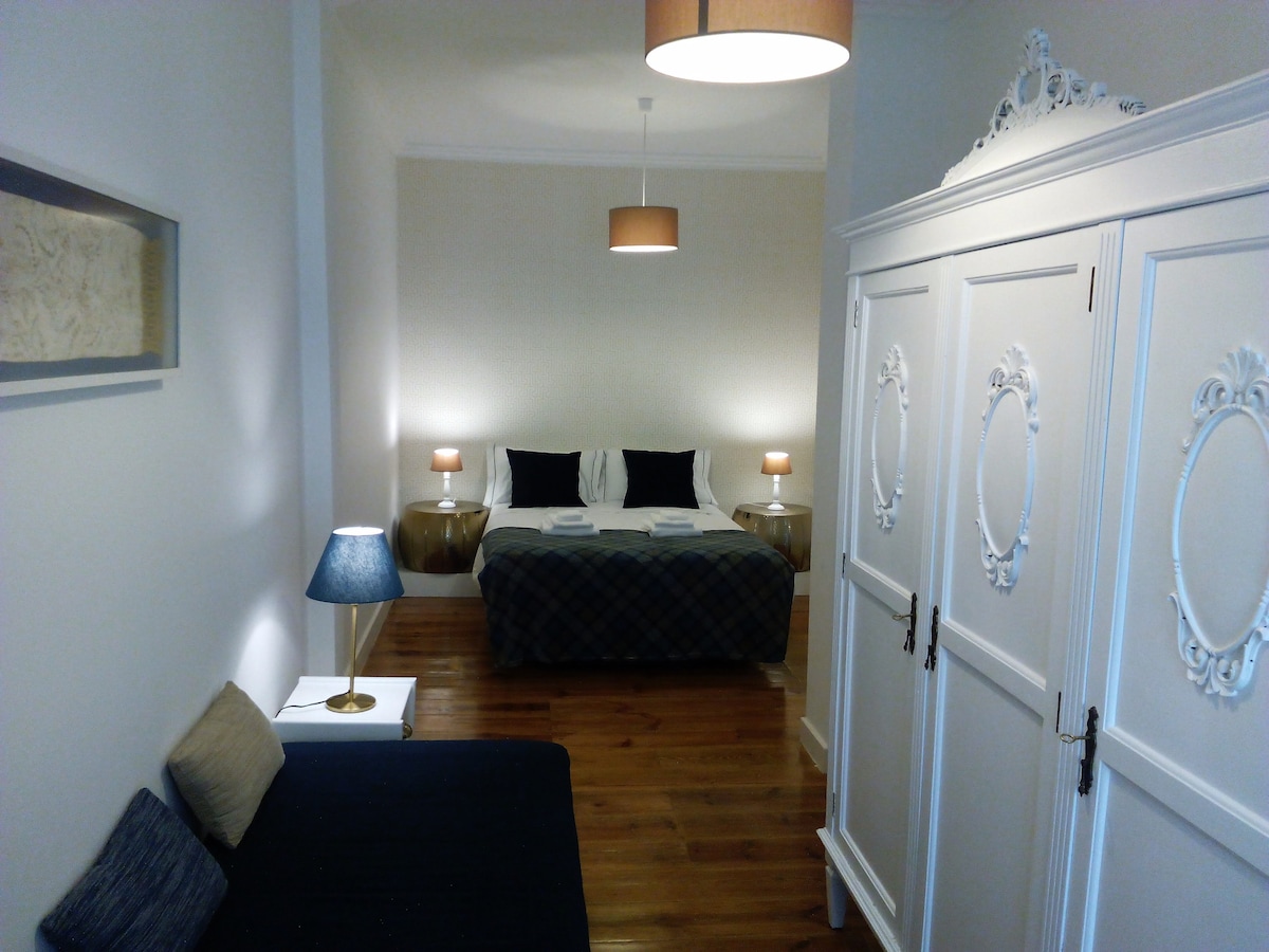 غرفة 2 بسريرين وسرير واحد وخزانة ملابس قديمة.