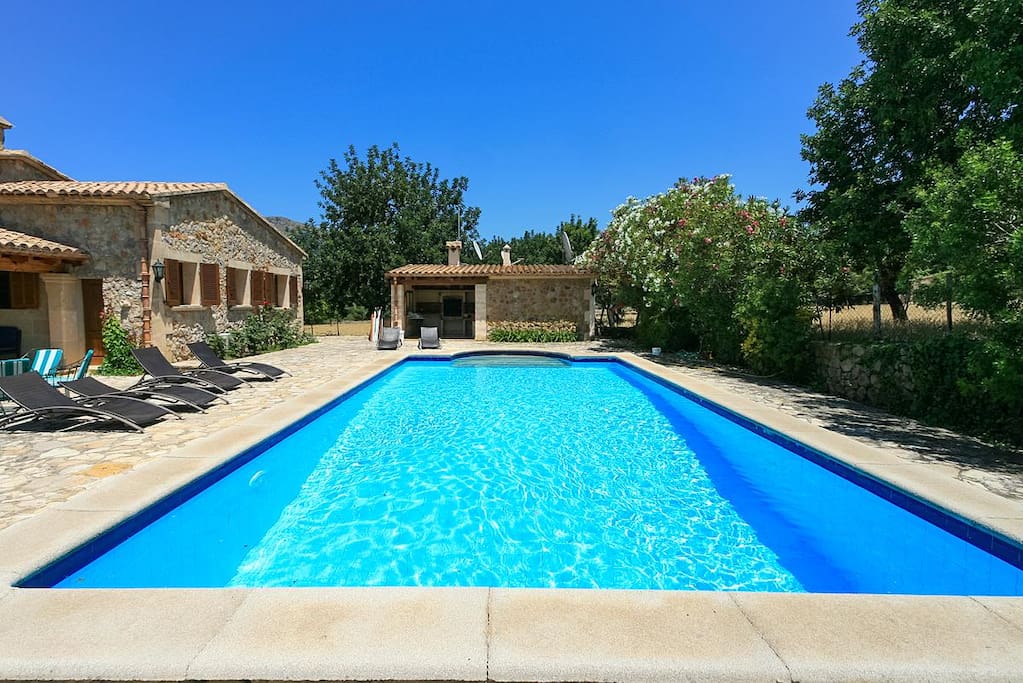 Swimmingpool close by