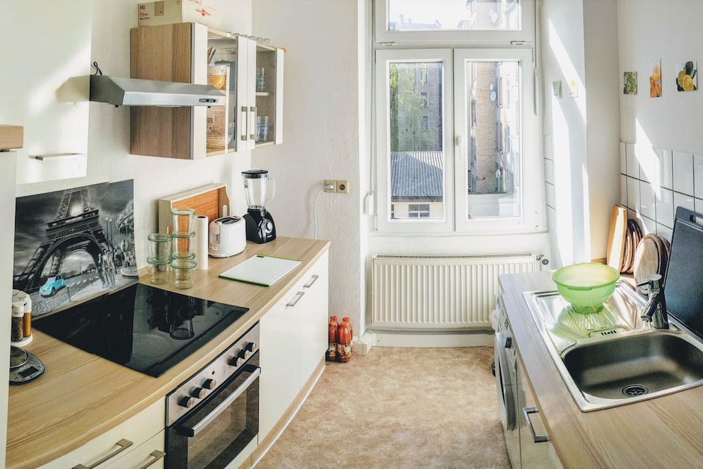 Voll ausgestattete Küche mit Spül- und Waschmaschine