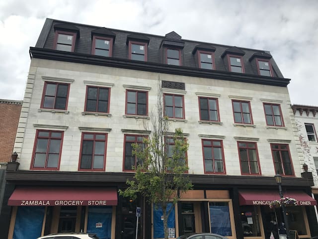Bacon Building 2D close to Ferries & Restaurants