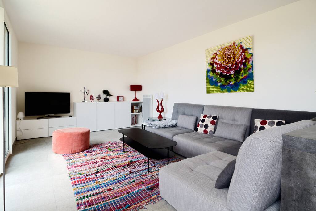 Très grand salon tout en baies vitrées sur l'extérieur