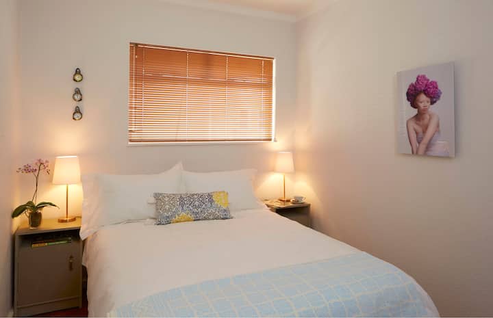 Chumba cha kulala cha pili kina kitanda cha watu wawili chenye starehe kubwa 