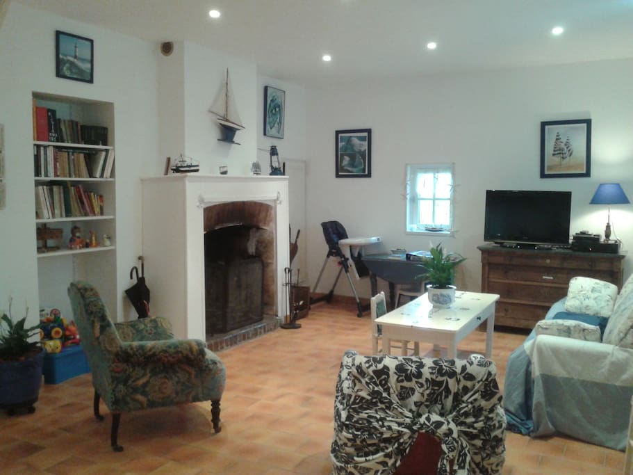 grand séjour avec cheminée et canapé-lit,écran plat,bibliothèque