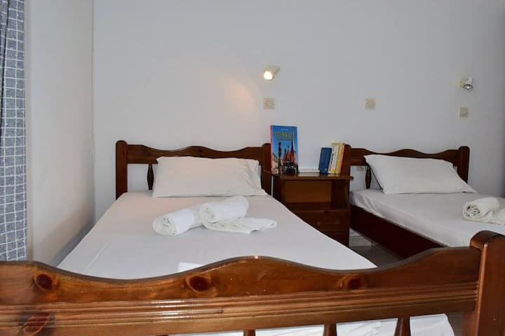 Dvě jednolůžka a jedno dvoulůžko 