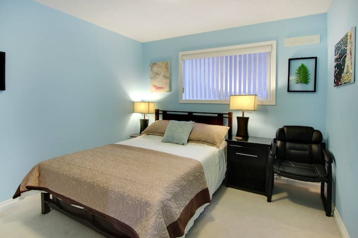 Comfy & private room, quiet neighbourhood. (Hope)