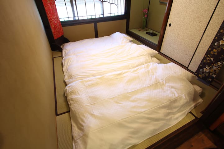 布団3組の畳の部屋2 F