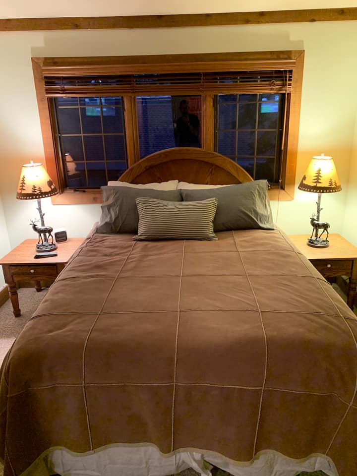 第二间卧室配备标准双人床和套内卫生间。