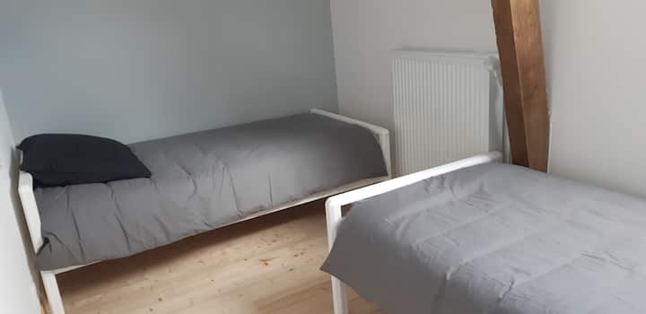 חדר שינה 4 קומה, 2 מיטות 90