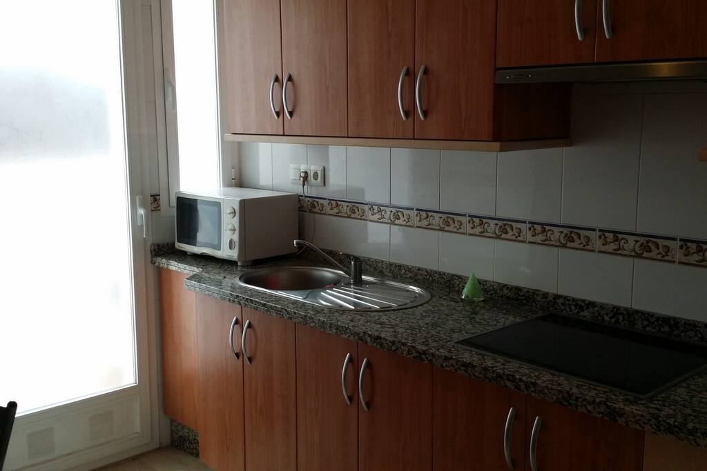 Cocina equipada y con mesa para poder comer ahí, también con un patio que entra mucha luz
