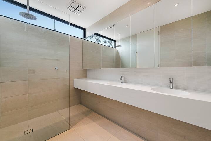 McKinnon – 4 bedroom Parkside Luxury Family Home gallery image 4